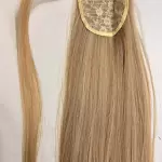 Bézs szőke meliros vasalható I. osztályú enyhén hullámos 60 cm szintetikus copf (31)