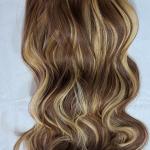 Csokibarna-szőke melíros hullámos I. osztályú vasalható szintetikus copf 60cm (15)