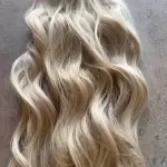 Bézs hullámos vasalható I. osztályú csatos 55cm szintetikus haj (31)