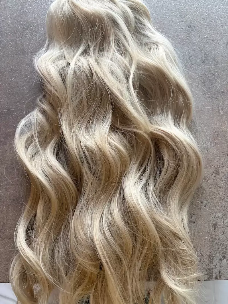 Bézs hullámos vasalható I. osztályú csatos 55cm szintetikus haj (31)