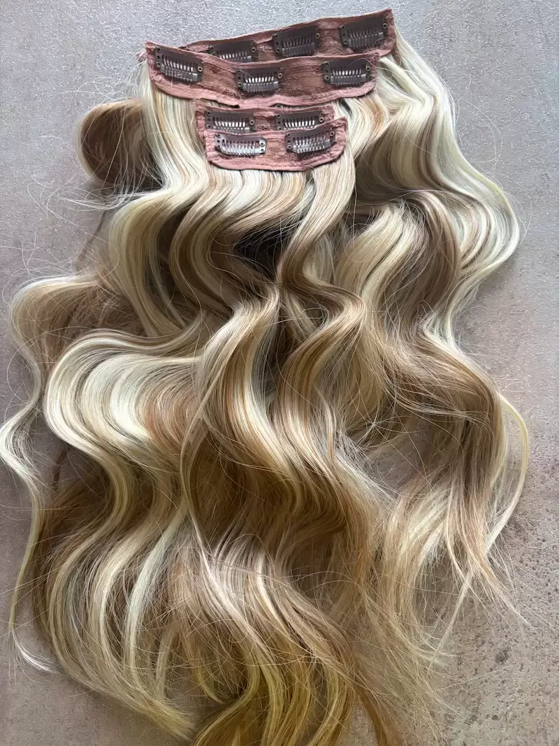 Karamell szőke-szőke meliros hullámos vasalható I. osztályú csatos 50cm szintetikus haj (43)