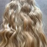 Karamellszőke-szőke melíros, hullámos vasalható I. osztályú csatos, szintetikus haj 55cm 180-200gr (60)