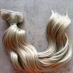 Hamvas középszőke hullámos vasalható I. osztályú csatos, szintetikus haj 55cm (12)