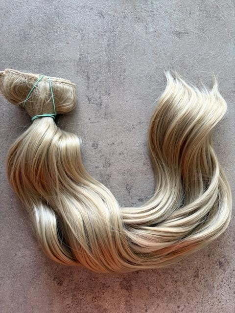 Hamvas középszőke hullámos vasalható I. osztályú csatos, szintetikus haj 55cm (12)