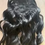 Fekete színű I. osztályú csatos szintetikus pepi / félparóka