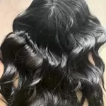 Fekete színű I. osztályú csatos szintetikus pepi / félparóka