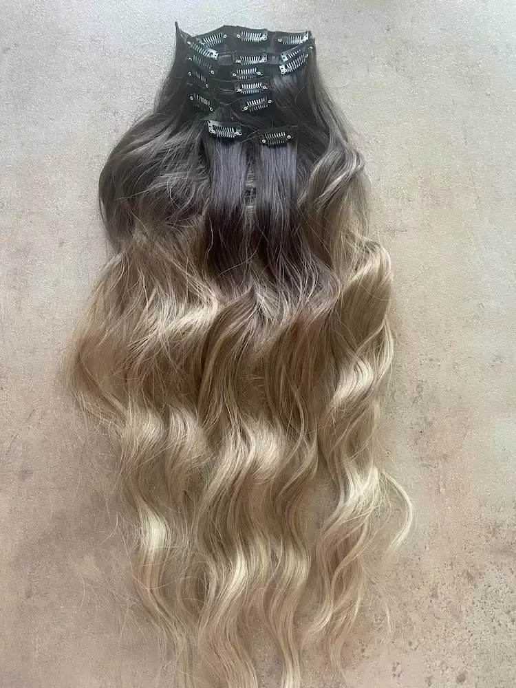 Sbarna-hamvas bézses ombre hullámos vasalható I. osztályú csatos 50-55cm szintetikus haj (45)