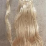 Enyhén hamvas szőke vasalható I. osztályú enyhén hullámos 60 cm szintetikus copf (13)