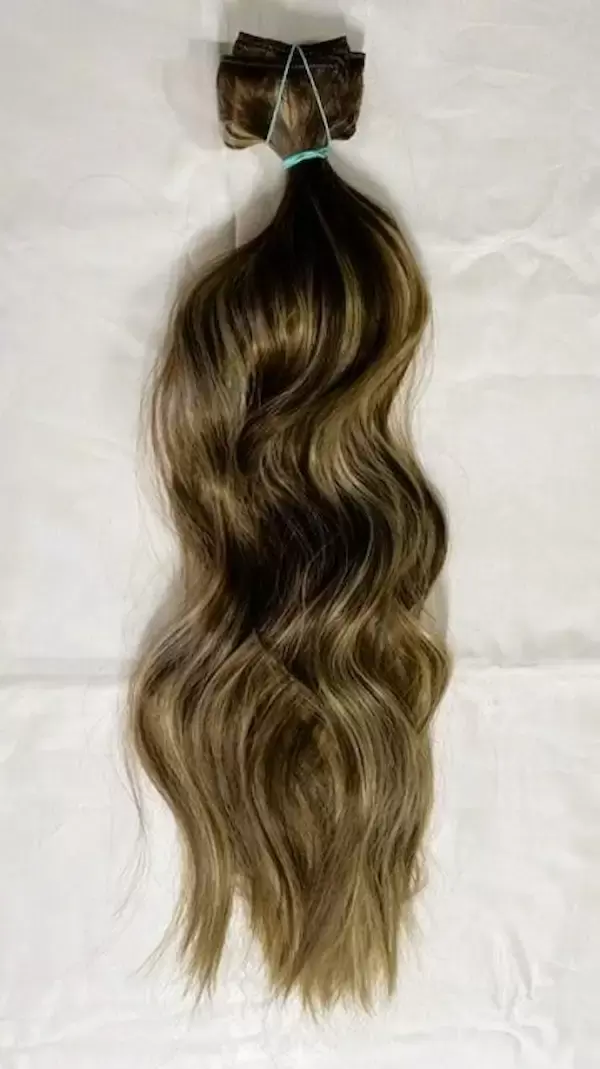 Barna-szőke melíros hullámos vasalható I. osztályú csatos 55cm szintetikus haj (33)