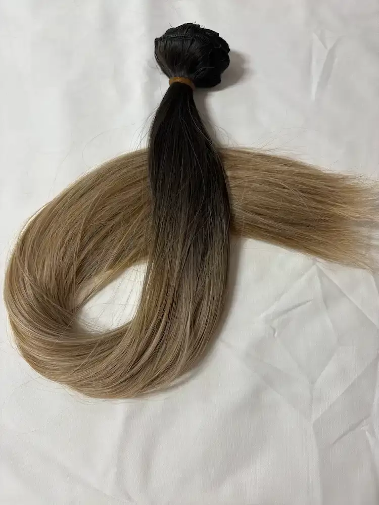 Sötétbarna-8as szőke ombre egyenes vasalható I. osztályú csatos, szintetikus haj 60cm (41)