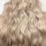 Hullámos bézs vasalható I. osztályú csatos 60cm szintetikus haj (47)
