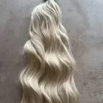 Bézses szőke, enyhén meliros hullámos I. osztályú vasalható szintetikus csatos haj 50cm (52)