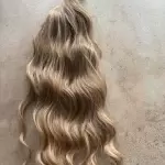 8-as szőke-szőke hullámos vasalható I. osztályú csatos, szintetikus haj 55cm (56)