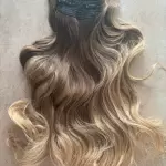 Világosbarna - szőke ombre hullámos vasalható I. osztályú szintetikus csatos haj. 190-200gr (14)