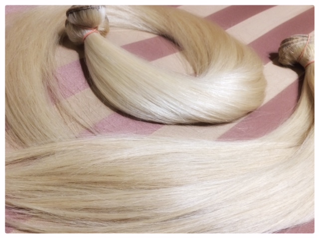 Platina szőke enyhén hamvas színű tresszelt 50cm 100% eredeti haj/ 10gr