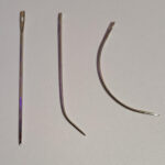 Tű hajfelvarráshoz "J"