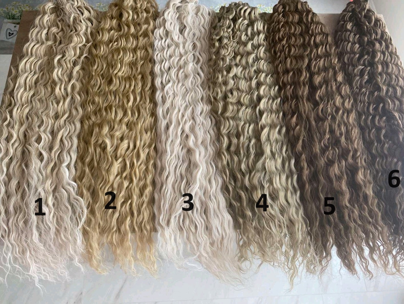 Szintetikus fehéres hamvas hullámos 100gr 50cm (3)